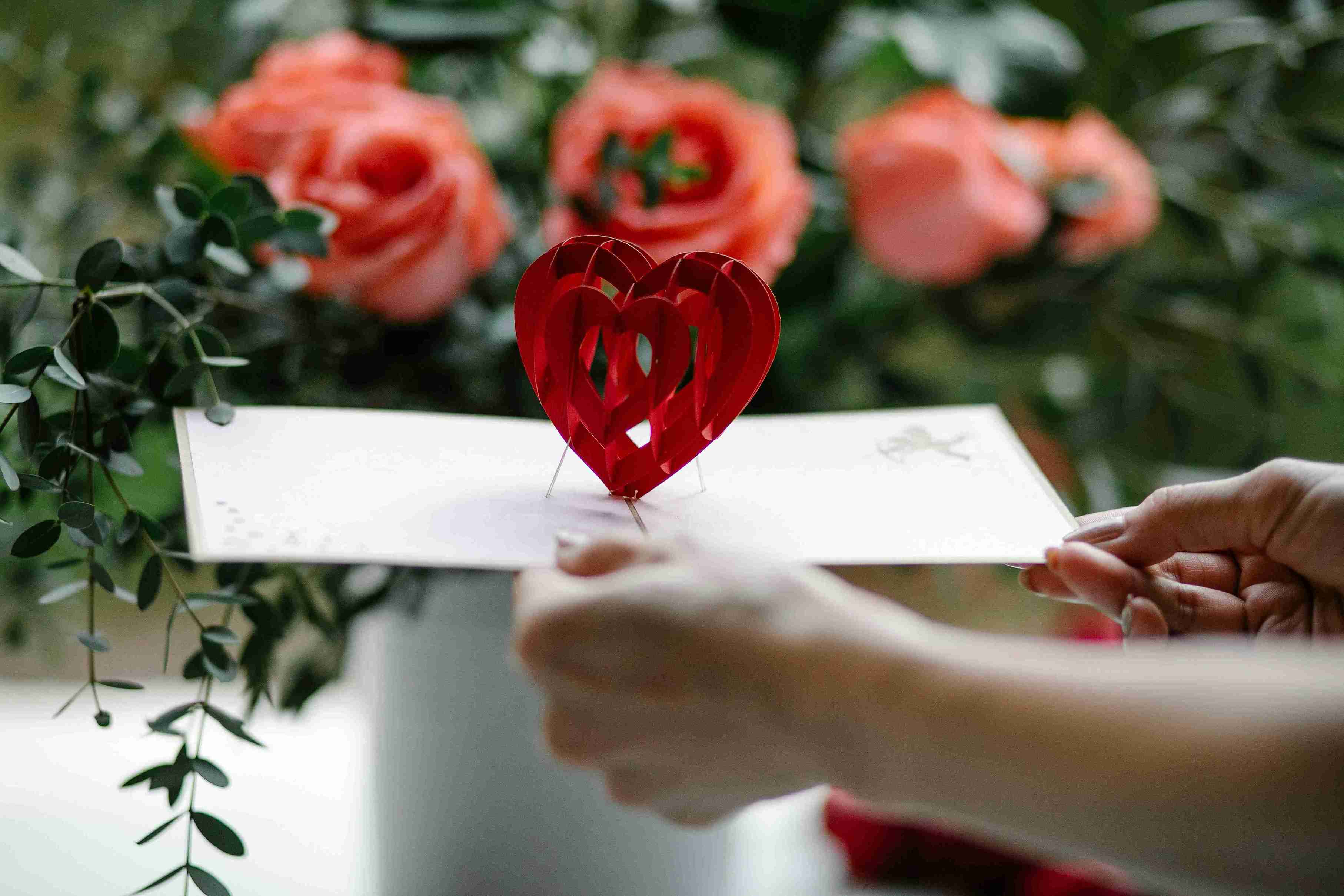 Mengenal Love Bombing: Ketika Kasih Sayang Menjadi Senjata Manipulasi