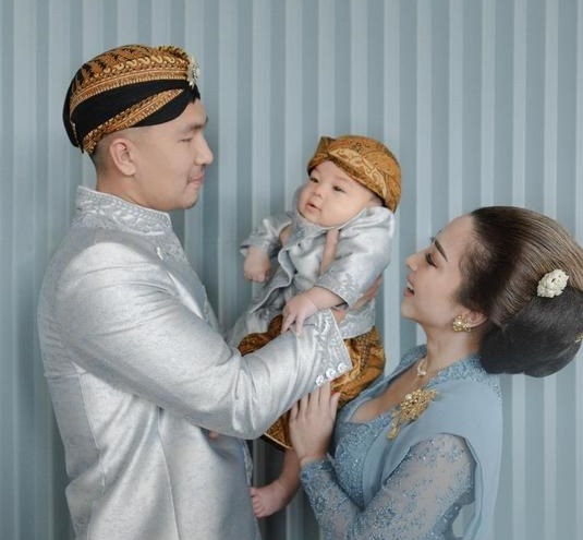 Tedak Siten Tradisi 7 Bulanan Penuh Makna bagi Anak di Jawa