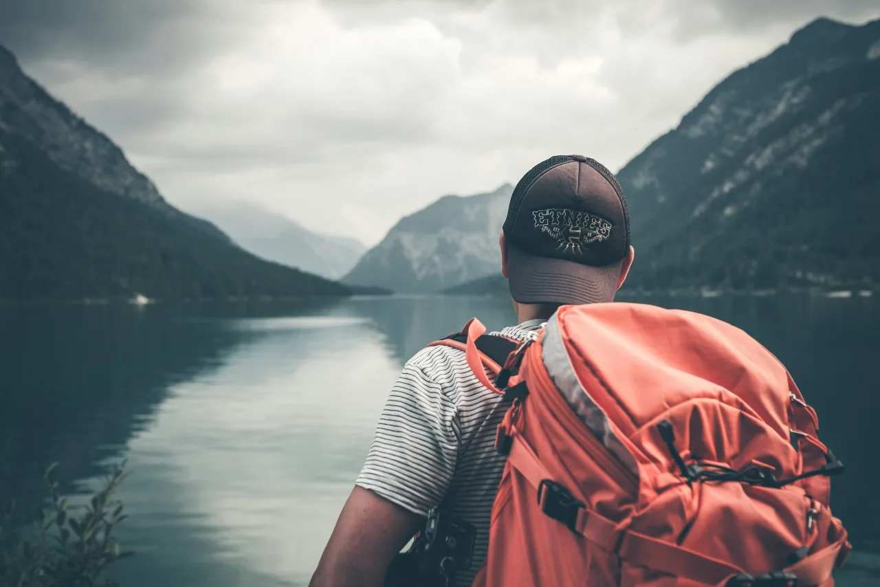 Gimana Rasanya Solo Traveling Pertama Kali? Nggak Seseram Itu, Ini Panduan Aman dan Lengkap Buat Pemula!